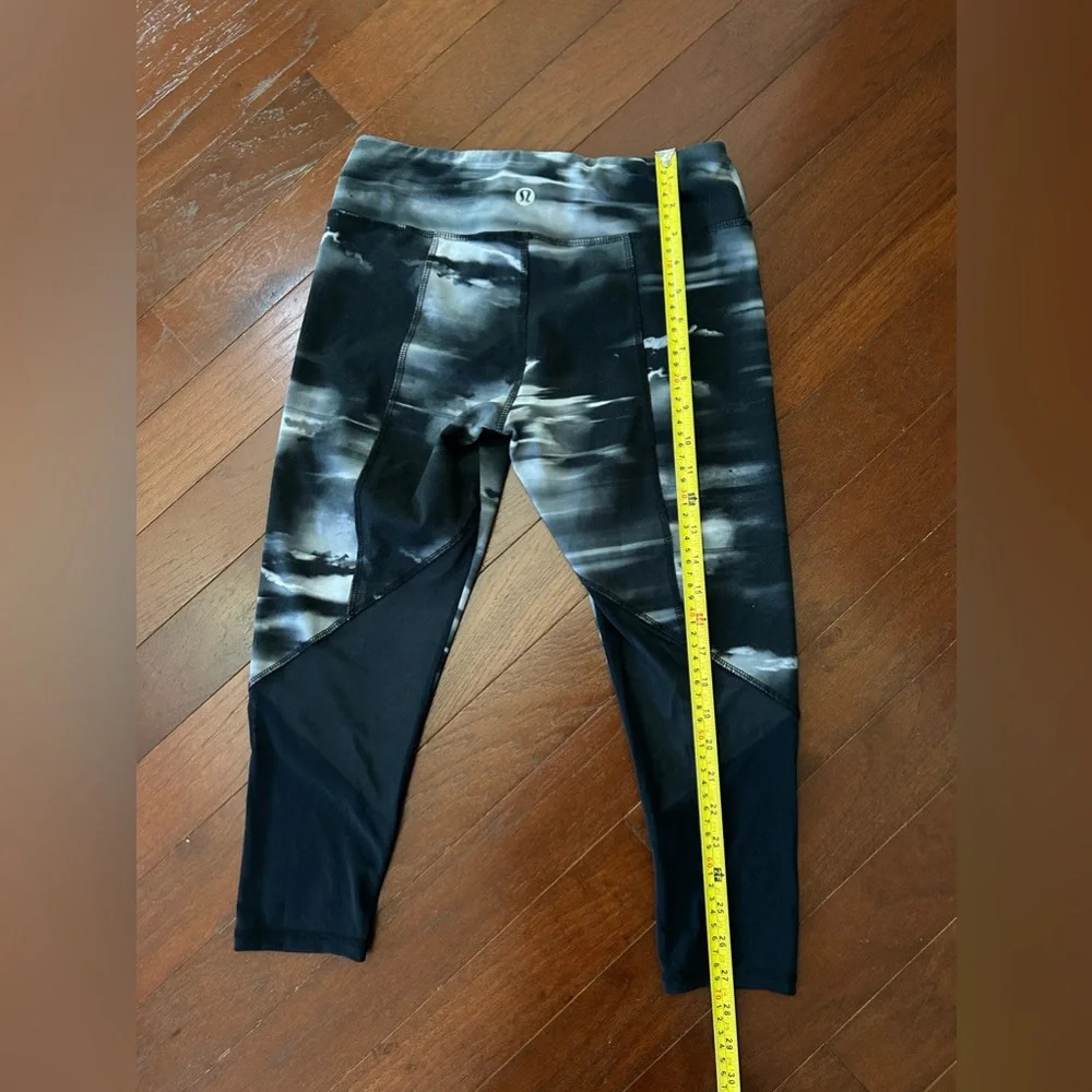 Lululemon black abstract cropped legging size 6 mesh bottom - Picture 5 of 8
